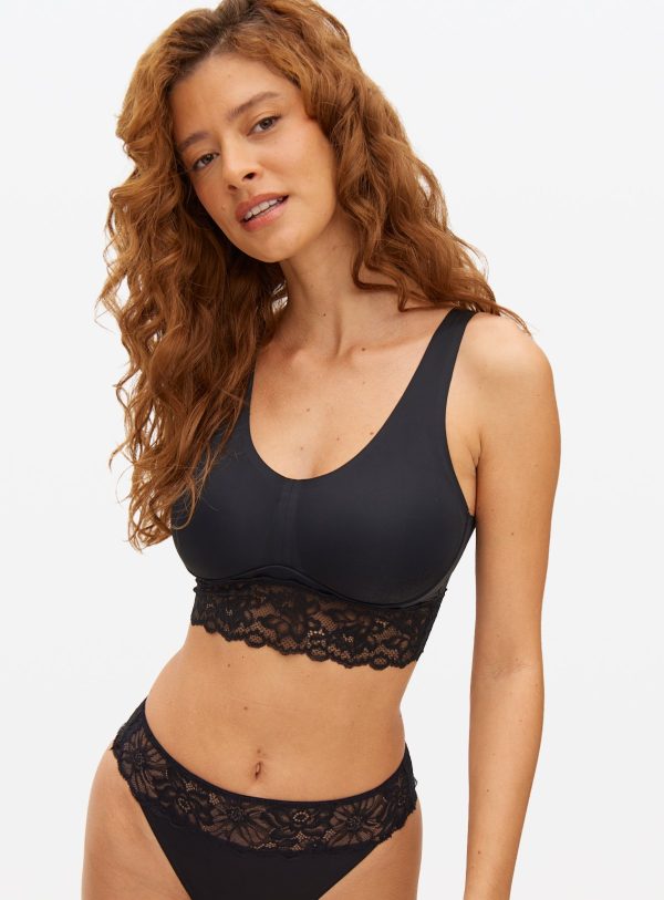 Flexform™ Black Invisible Finish Seamless Lace Bralette