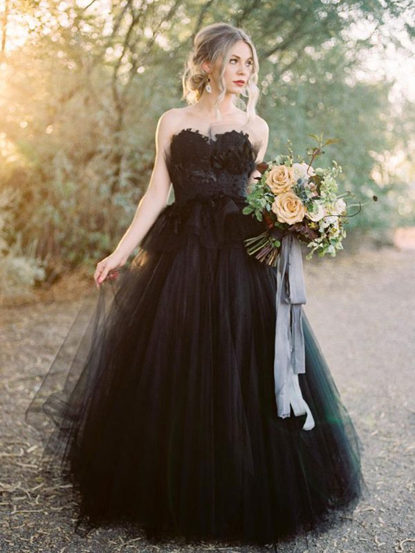 Gothic Wedding Dresses Lace A-Line Strapless Sleeveless Tulle Lace Floor-Length Bridal Dress