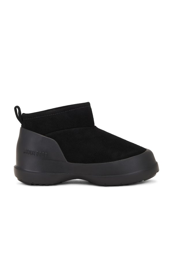 MOON BOOT Luna Low Suede Boot in Black - Black. Size 35 (also in 36, 37, 38, 39, 40).