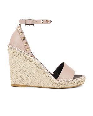 Valentino Garavani Rockstud Wedge Espadrillas in Poudre Nero & Naturale - Nude. Size 37 (also in 38, 39, 40, 41).