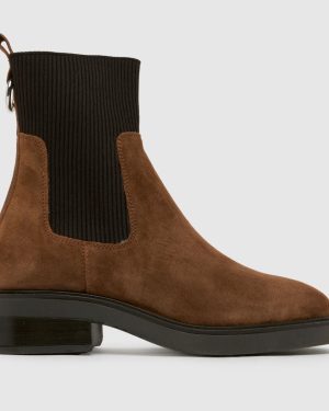 schuh Constance Suede Chelsea Boots in Tan
