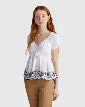 Benetton, Short Sleeve Blouse With Floral Embroidery, size XS, White, Women