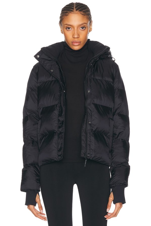 Beyond Yoga Big Cozy Hooded Puffer Jacket in Black - Black. Size XS (also in ).
