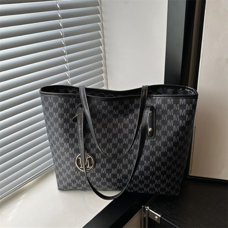 Vintage-Inspired Tote Bags with Retro Prints
