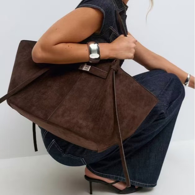 Black Leather Shoulder Bags for Year-Round Wear