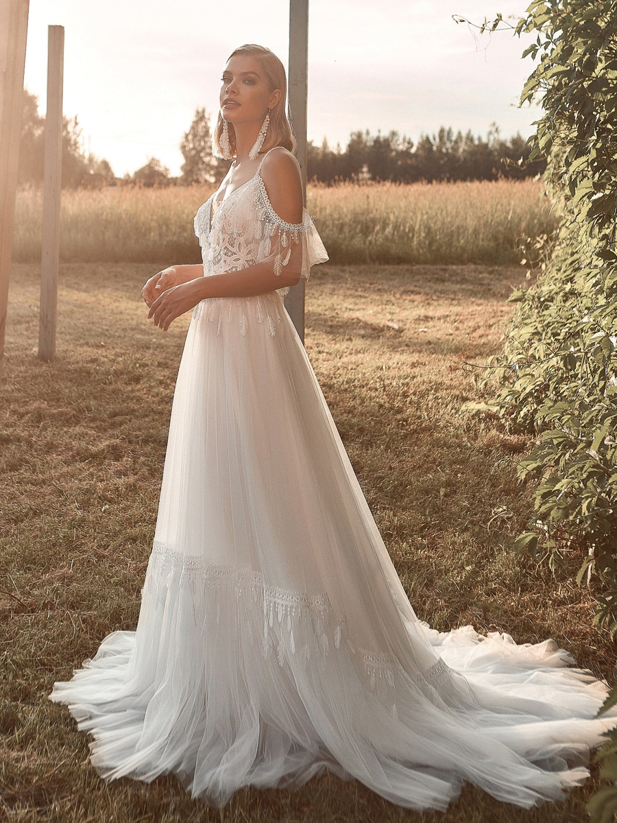 Boho Wedding Dress Lace Feathers A-Line With Train Natural Waist Zipper Short Sleeves V