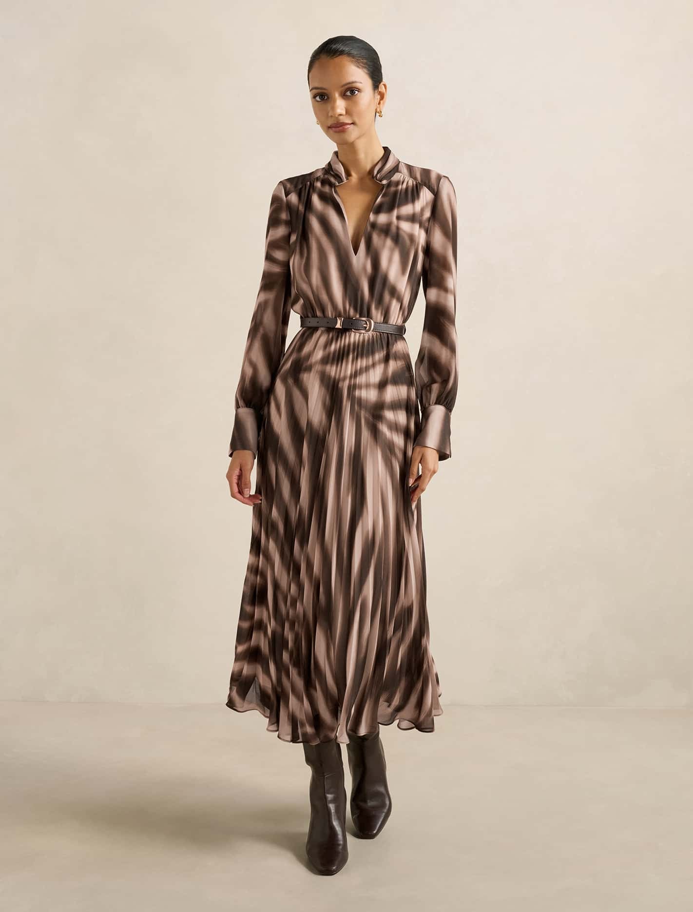 Forever New Women's Skyla Petite Pleated Midi Dress in Zaya Abstract, Size MainPolyester