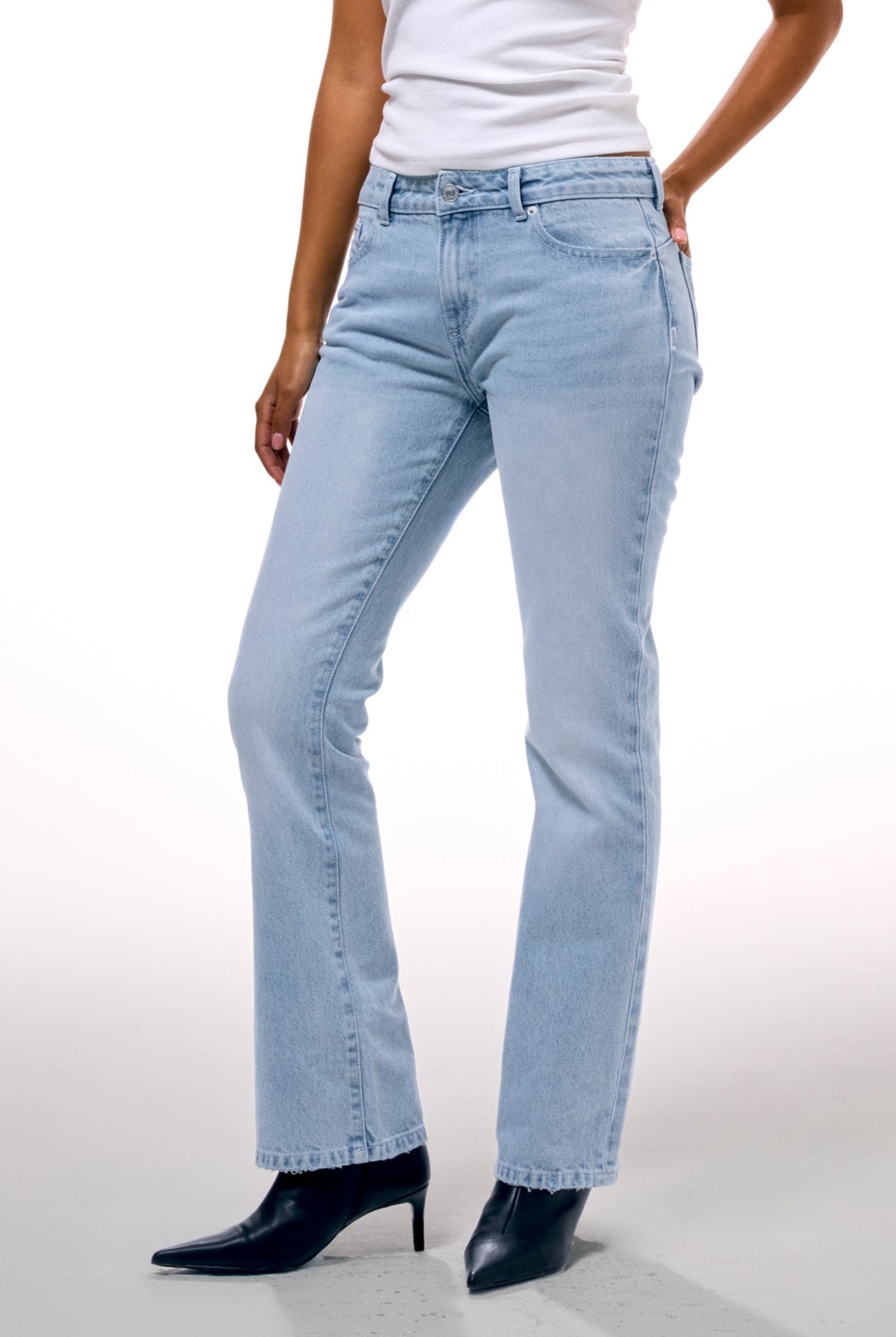 LIGHT WASH DOG CREST BOOTCUT JEANS - W Blue