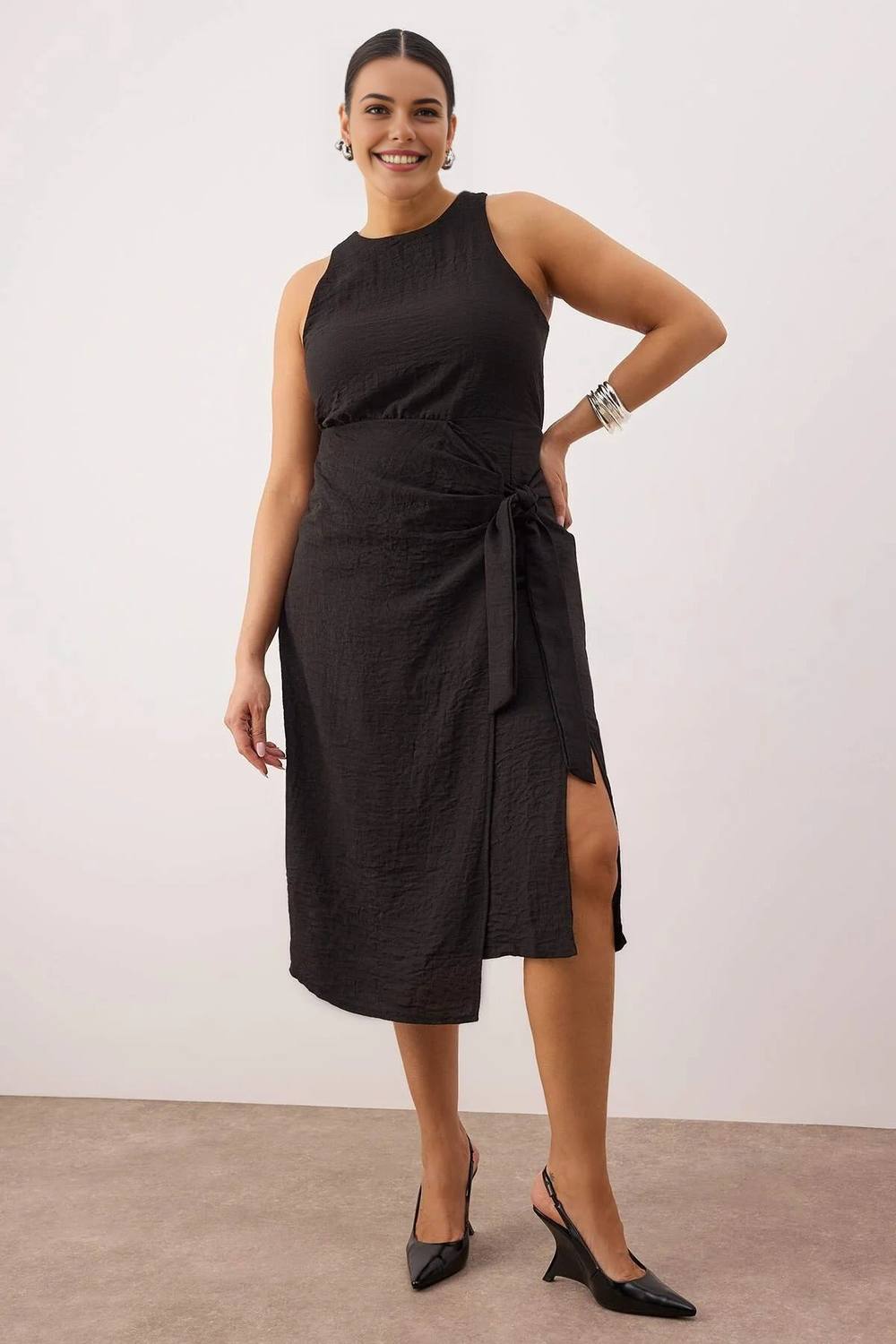 Wovcor Textured Tie Waist Sleeveless Midi Wrap Dress In Black