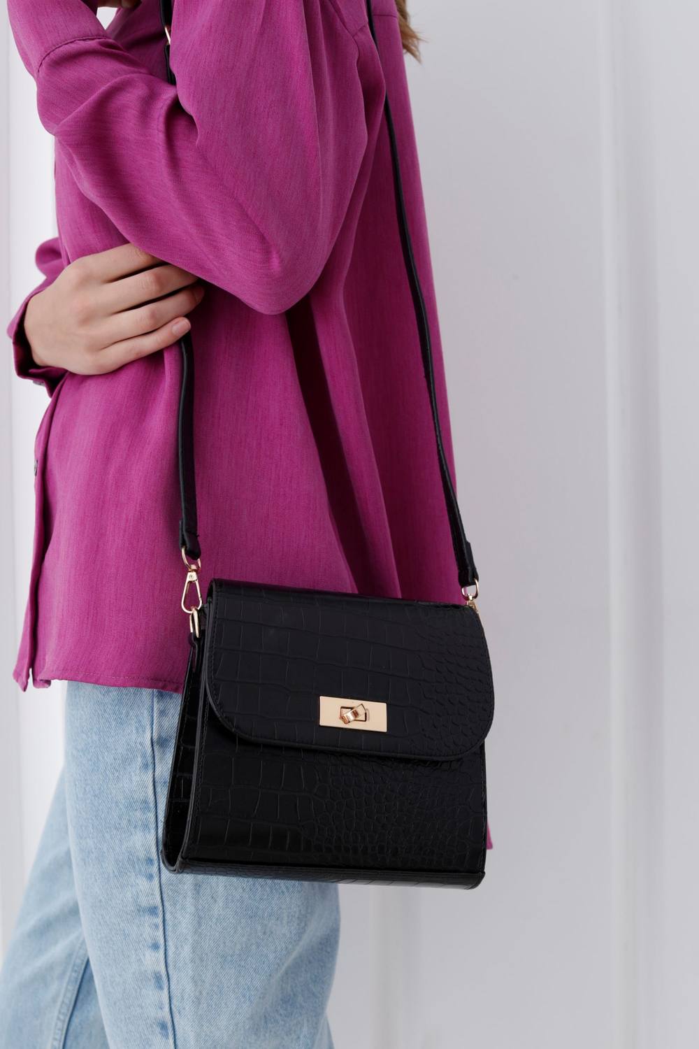 Belissh Women's Croc Pu Leather Crossbody Bag in Black