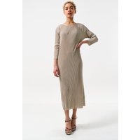 Joeva Pleated Midi Dress