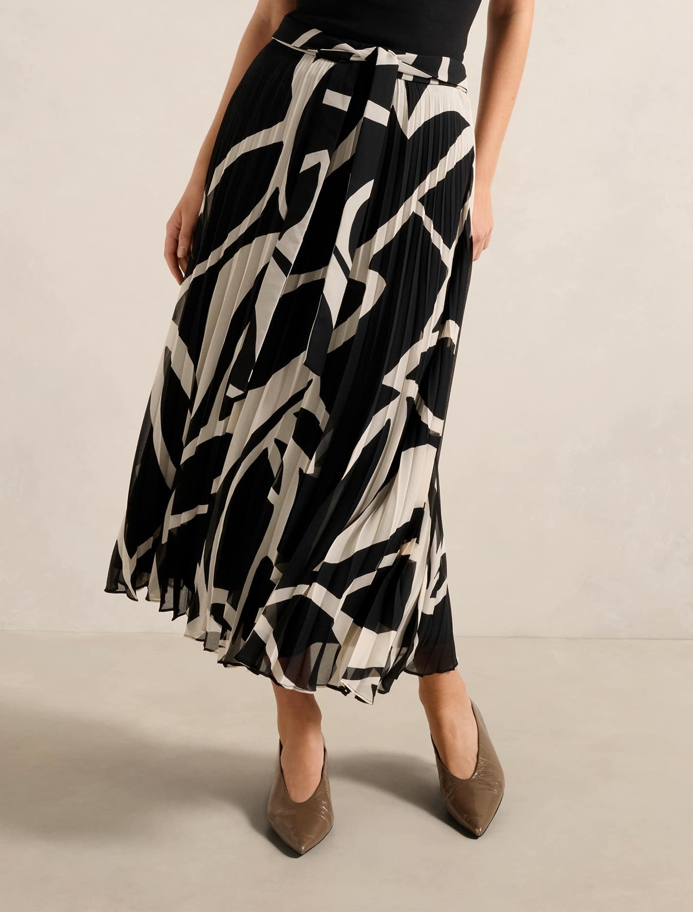 Forever New Women's Elsie Belted Pleated Skirt in Risley Abstract, Size MainPolyester